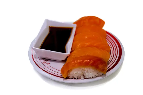 Lachssushi-Set mit Shoyu-Sauce auf isoliertem Hintergrund — Stockfoto