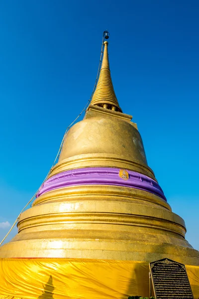 顶部的金色 mountain(Wat Saket)，泰国 — 图库照片