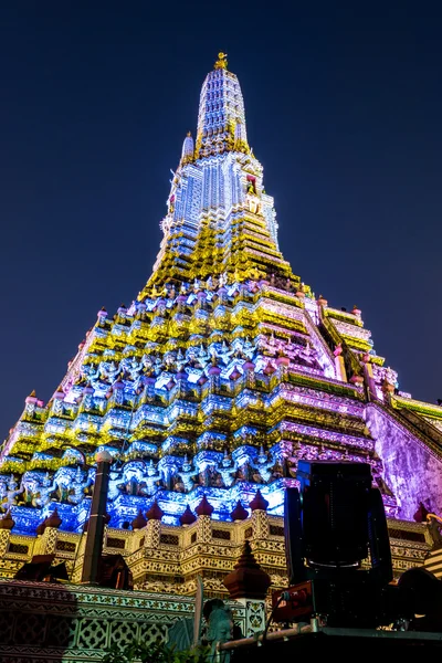 WAT Arun gece sahnelerinde beyaz ve sarı ışık