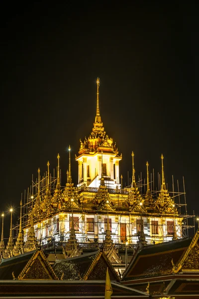 WAT Ratchanatda gece sahne koyu arka plan üzerinde
