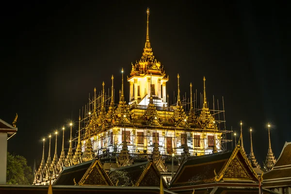 WAT Ratchanatda gece sahne koyu arka plan üzerinde