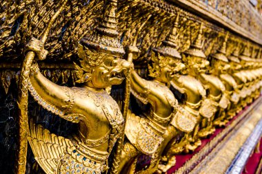 Altın garuda desen ayakta wat pha kaew
