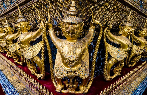Altın garuda desen ayakta wat pha kaew