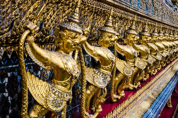 Altın garuda desen ayakta wat pha kaew