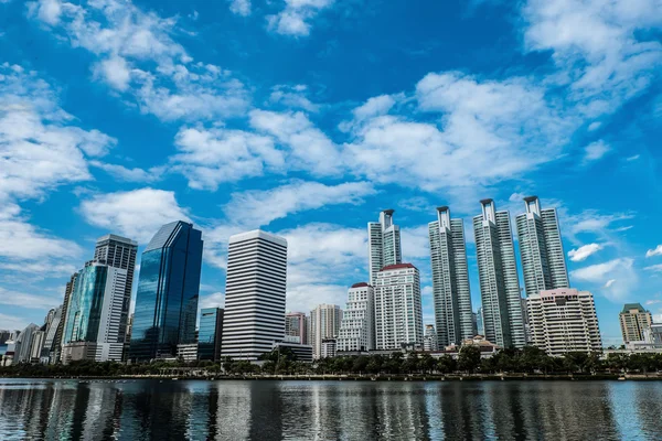 Cityscape Benjakiti Park ile mavi gök, Bangkok, Tayland