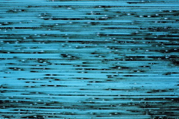 Metin için boş alanı olan kirli yüzey. Çamur, yağmurdan sonra mavi camdaki lekeler 