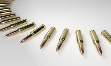 Mermiler, gri arka planda kabuk. 3D illüstrasyon canlandırıcı. Otomatik silahlardan ateş ediliyor. Reklam için altın patlamaları. Askeri operasyonlar, silahtan ateş etmek. Kartuş daireler çiziyor.
