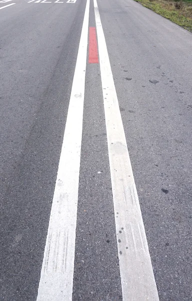 Çift çizgi işareti yolda