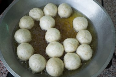 Kızarmış domuz topu