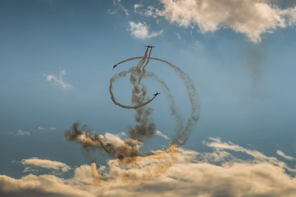 O avião voando no céu — Fotografia de Stock