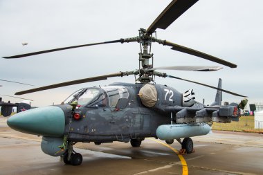 Helikopter yerde duruyor.