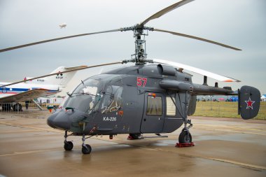 Helikopter yerde duruyor.