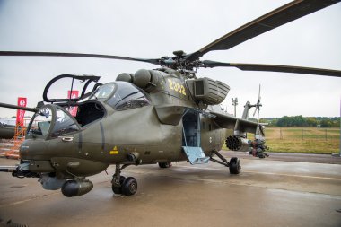 Helikopter yerde duruyor.