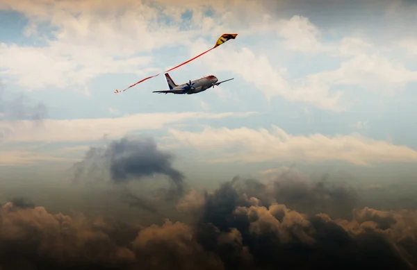 O avião voando no céu — Fotografia de Stock