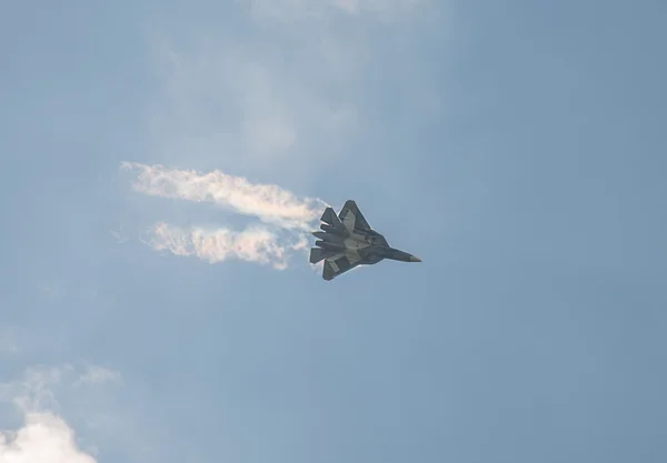 O avião voando no céu — Fotografia de Stock