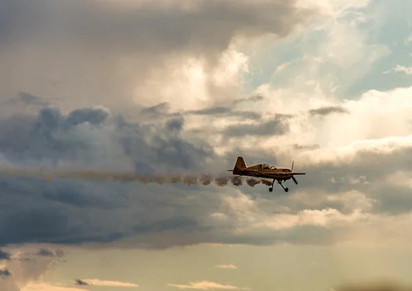 L'avion volant dans le ciel — Photo