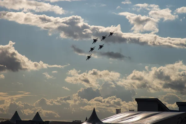 Equipa aeronáutica Cavaleiros russos em voo . — Fotografia de Stock