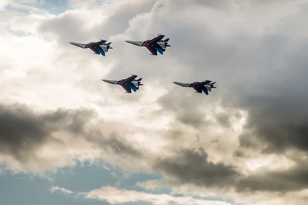 Equipa aeronáutica Cavaleiros russos em voo . — Fotografia de Stock