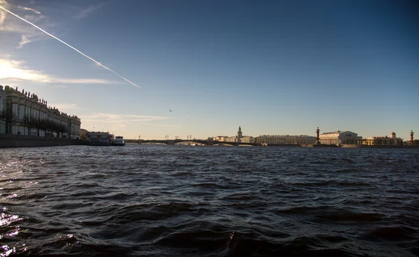 Od brzegu rzeki Newy w Sankt Petersburgu. — Zdjęcie stockowe