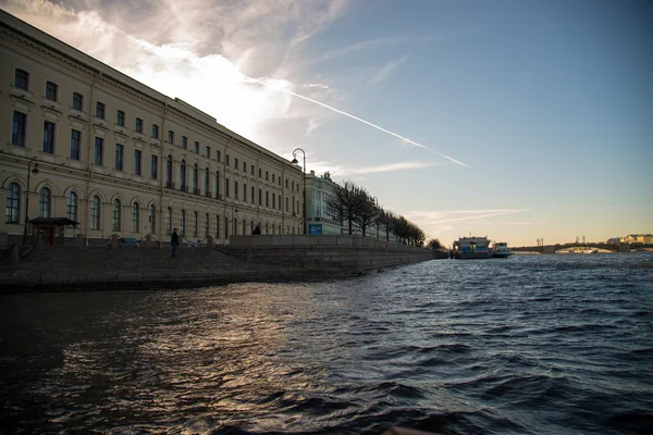 Od brzegu rzeki Newy w Sankt Petersburgu. — Zdjęcie stockowe