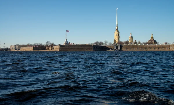 Vista desde el río Neva a la fortaleza de Pedro y Pablo . — Foto de Stock