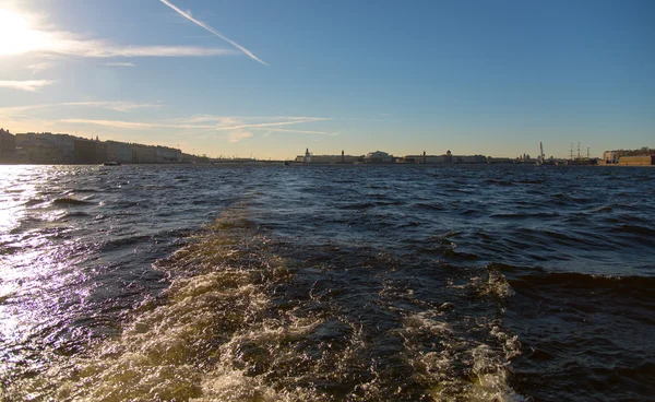 Od brzegu rzeki Newy w Sankt Petersburgu. — Zdjęcie stockowe