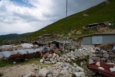Avusor Platosu ve Kackar Dağları mavi bulutlu gökyüzü arka planına sahip. İskoçya ve eski evler