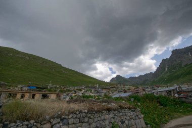 Avusor Platosu ve Kackar Dağları mavi bulutlu gökyüzü arka planına sahip. İskoçya ve eski evler