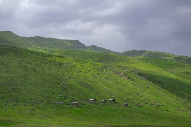 Avusor Platosu ve Kackar Dağları mavi bulutlu gökyüzü arka planına sahip. İskoçya ve eski evler
