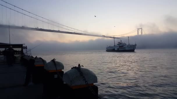 Istambul Ortakoy Turquia 2020 Ferry Passageiros Pescadores Que Pescam Uma — Vídeo de Stock
