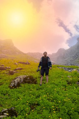 Genç fotoğrafçı dağlık bir alanda poz veriyor...
