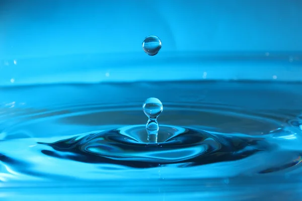 水滴与蓝色背景 免版税图库图片