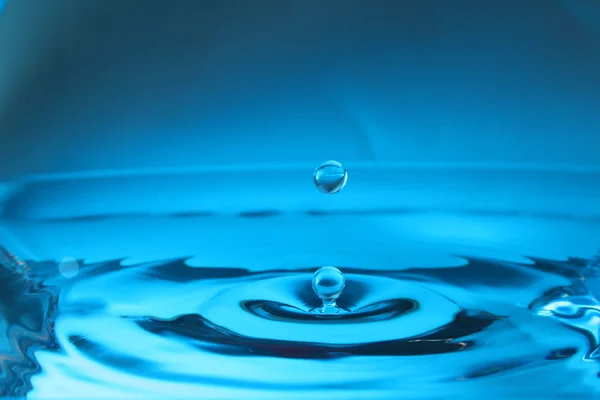 水滴与蓝色背景 — 图库照片
