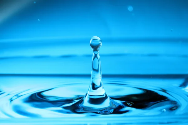 水滴与蓝色背景 图库图片