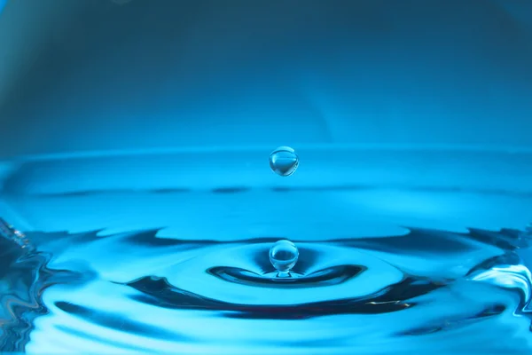 水滴与蓝色背景 免版税图库照片