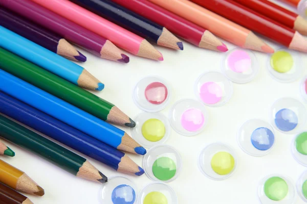 renkli sopa ve renkli kalemler