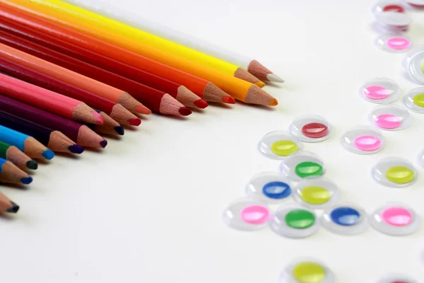 renkli sopa ve renkli kalemler