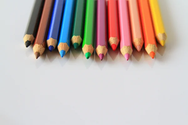Линия цветных карандашей — стоковое фото