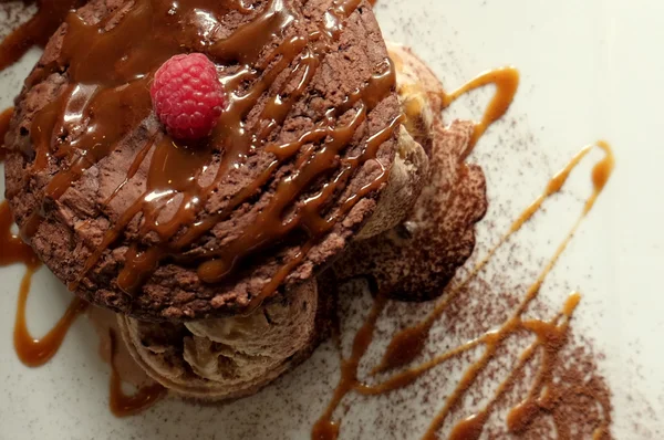 Dondurma ile çikolatalı kek