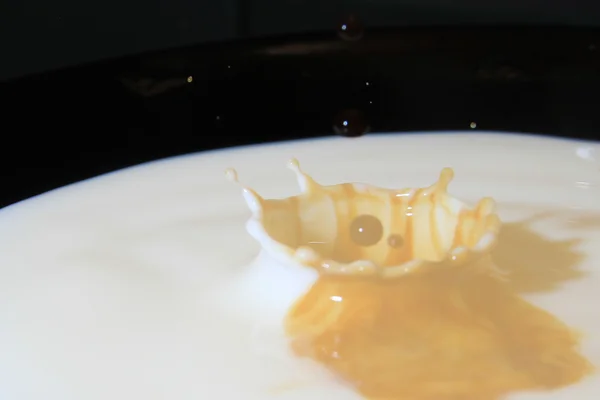 Su taç ile sıçramasına süt