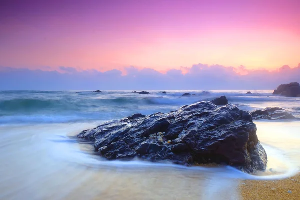 Sabah güneş doğuyor.