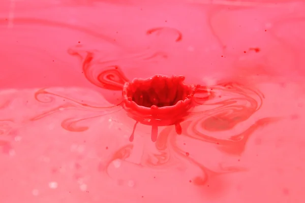 pembe renkte sıçramasına su