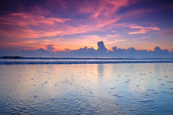 Восход солнца на пляже
