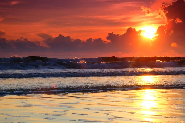 Zonsopgang op het strand — Stockfoto