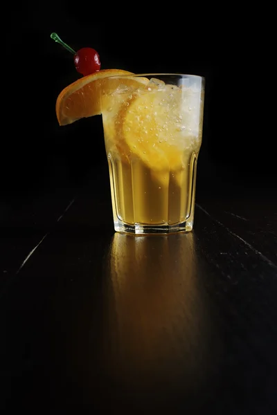 Portakal ve vişne koyu arka plan üzerinde ile limonata