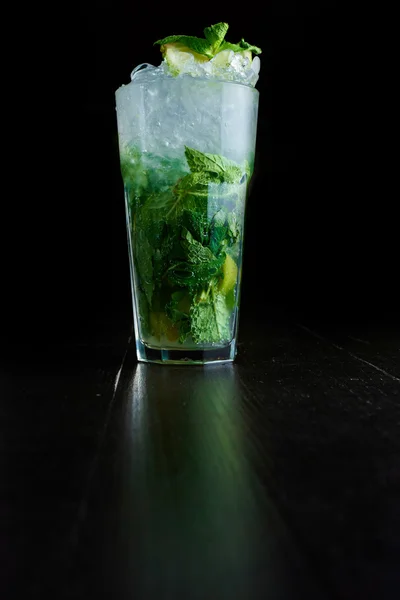Mojito nane ve koyu arka plan üzerine kireç kokteyl