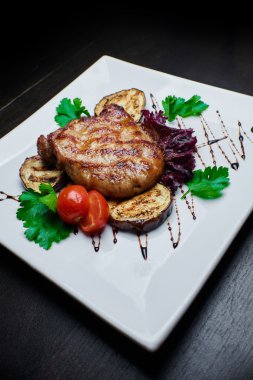 Izgara et ve sebze koyu arka plan üzerinde