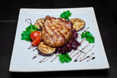 Izgara et ve sebze koyu arka plan üzerinde