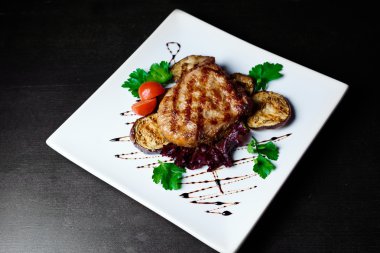 Izgara et ve sebze koyu arka plan üzerinde