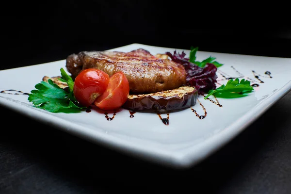 Izgara et ve sebze koyu arka plan üzerinde